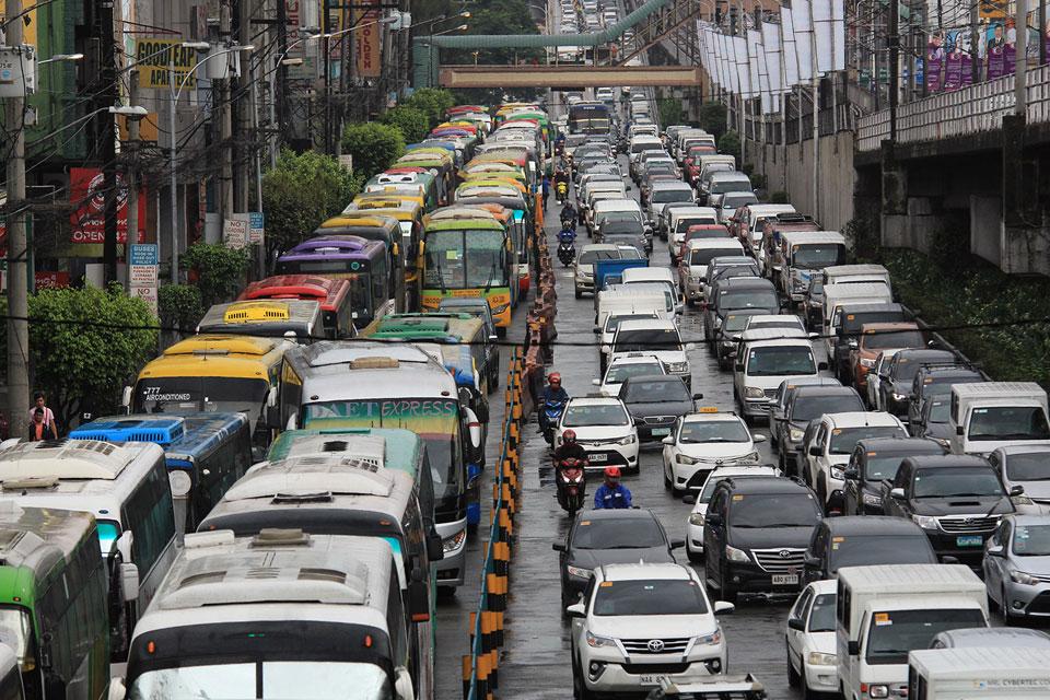 MMDA replaces concrete barriers with steel bollards