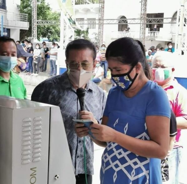 Chavit installs Gracia Telecom ATM in Narvacan