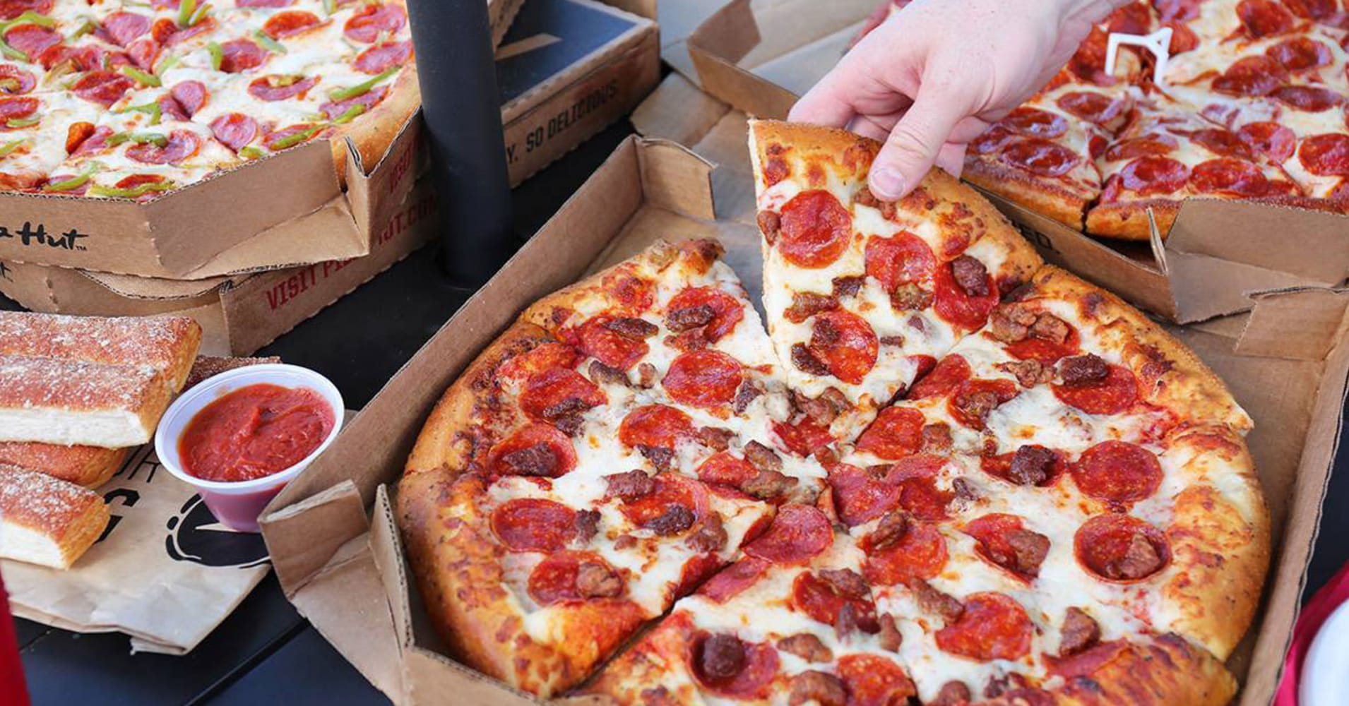 300 Pizza Huts, mostly dine-in locations, to close
