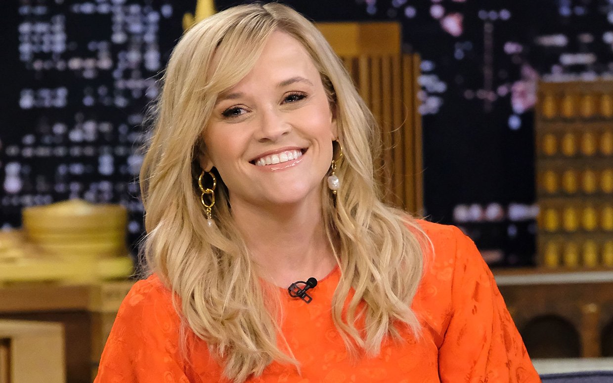 Reese Witherspoon gets into teacher mode