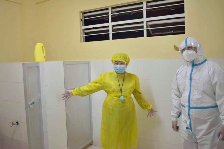 Lady mayor ‘invades’ COVID facility, personally donates hygiene kits