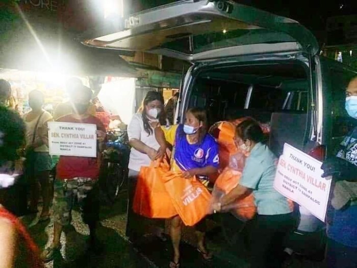 Villar gives blankets to fire victims