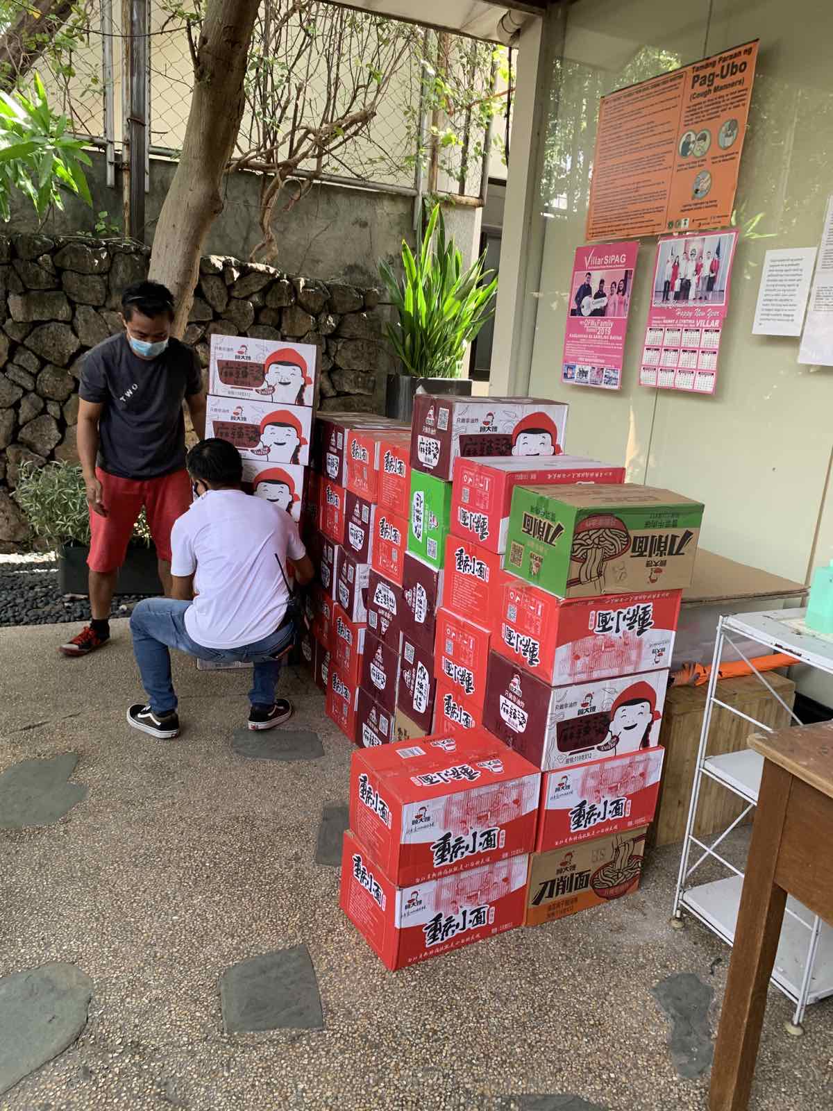 Villar receives donation from Chinese youth organization